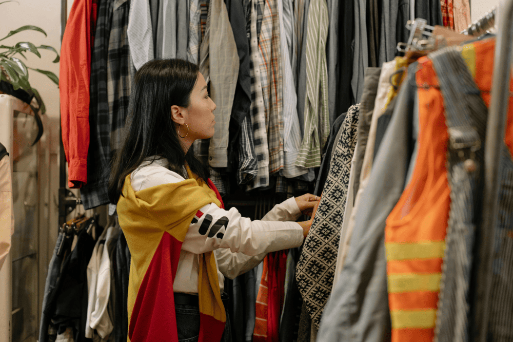 Selling and buying used clothes at Hoang Hoa Tham Market (Source: Pexels)